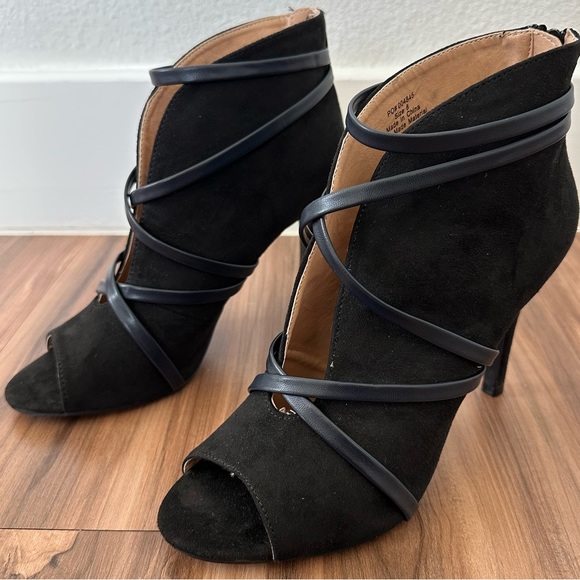 Journee Collection Samara Bootie - Picture 1 of 7